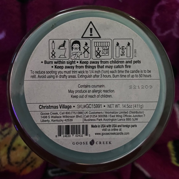 Goose Creek Christmas Village 3 wick candle - Picture 2 of 3